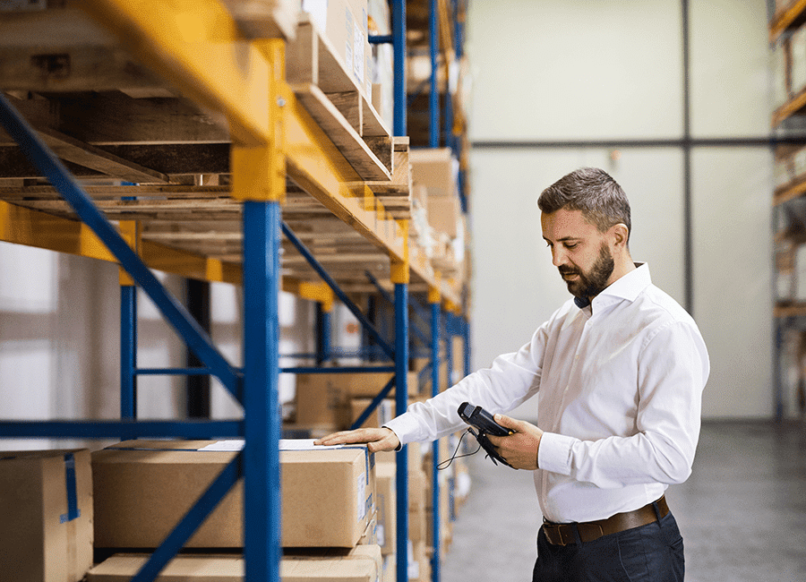 WMS a technologie identyfikacyjne: kody kreskowe vs. RFID