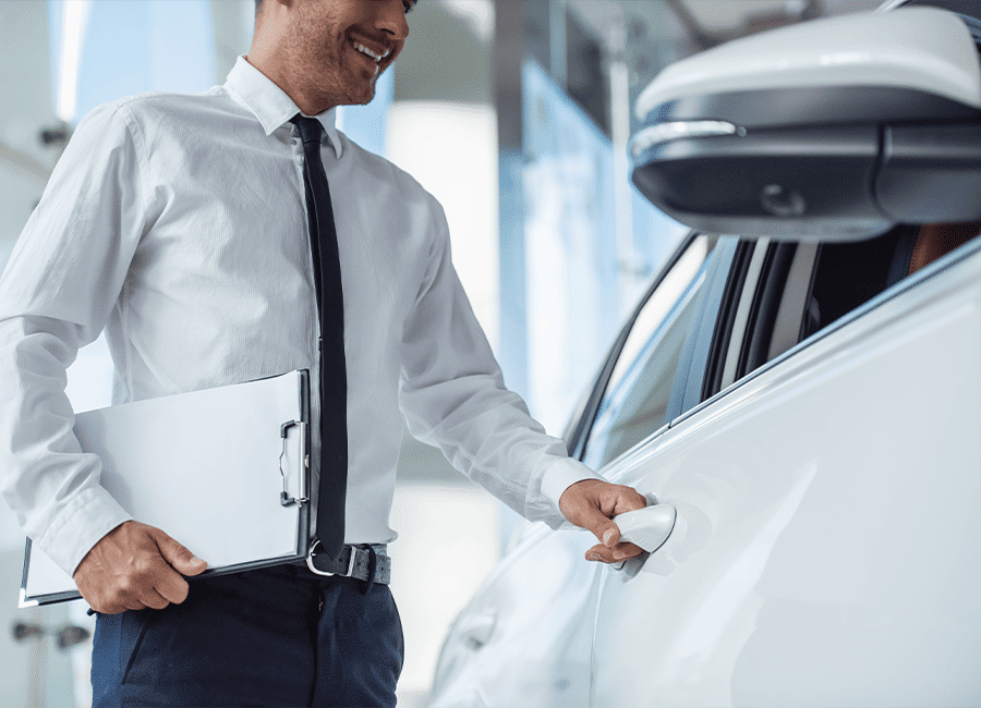 Pozostawienie samochodu osobowego w działalności dłużej niż 12 miesięcy – skutki podatkowe (PIT i VAT)